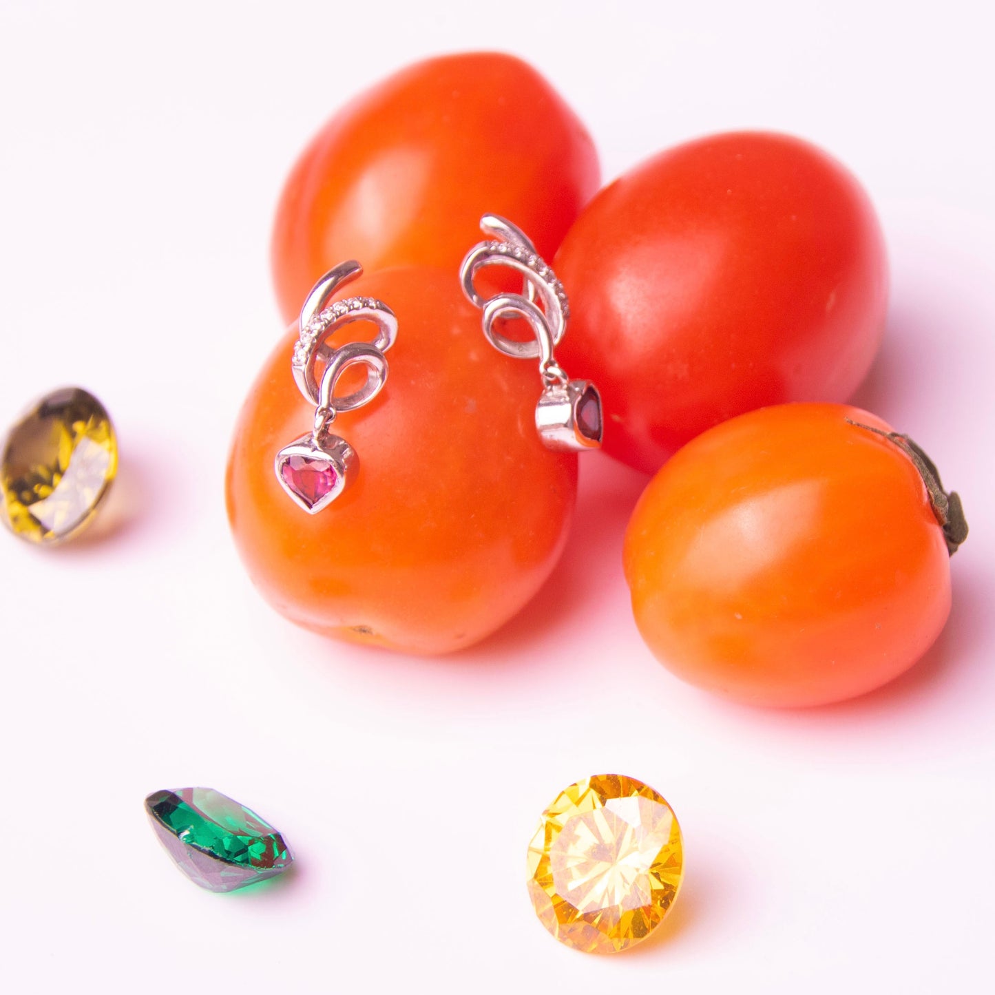 Hearty Swirl White Gold Earrings on Tomatoes 