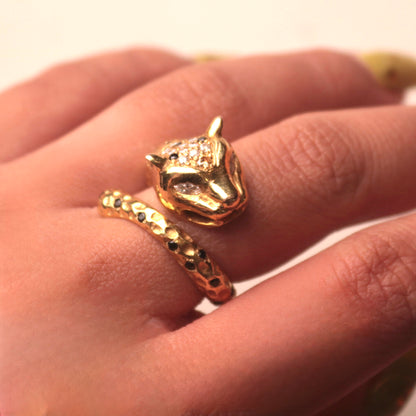 Hand wearing Leon Leopard Yellow Gold Ring